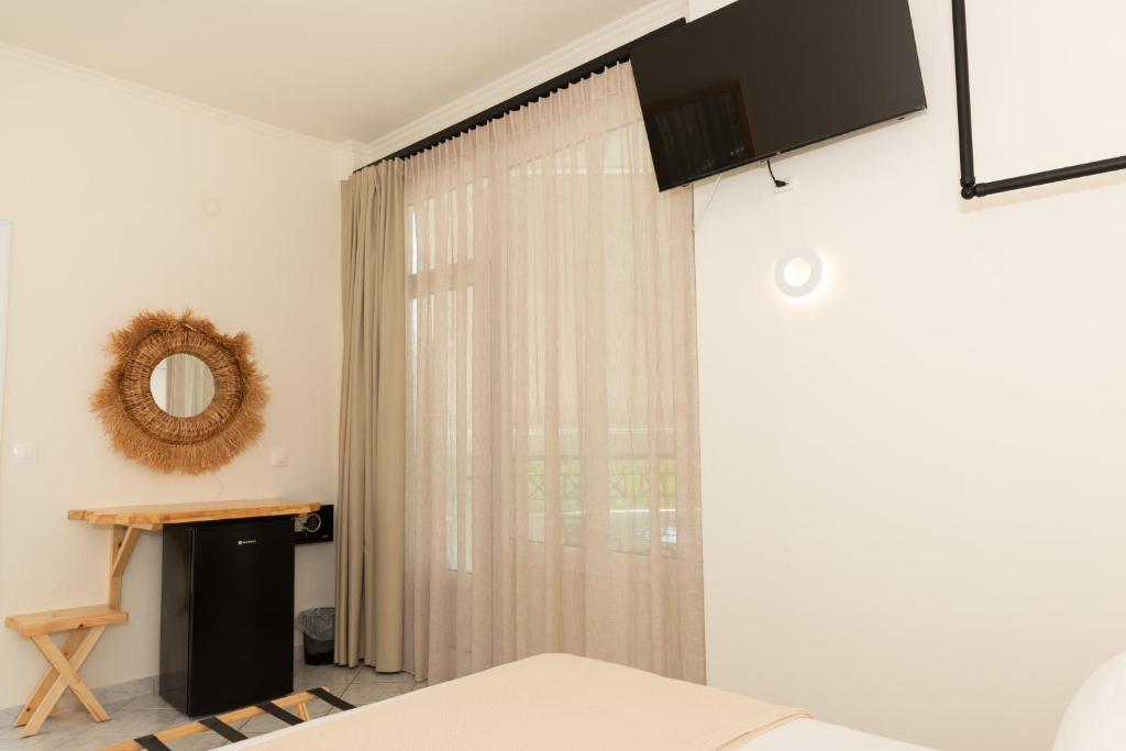 TV a/nebo společenská místnost v ubytování Ellinas Hotel
