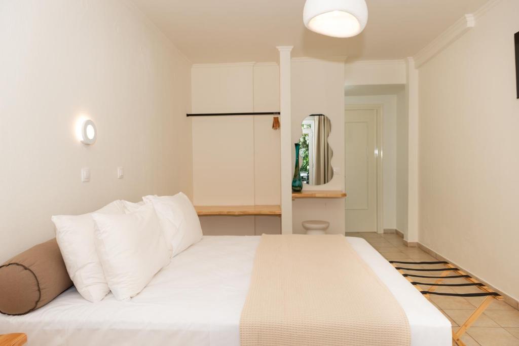 Postel nebo postele na pokoji v ubytování Ellinas Hotel