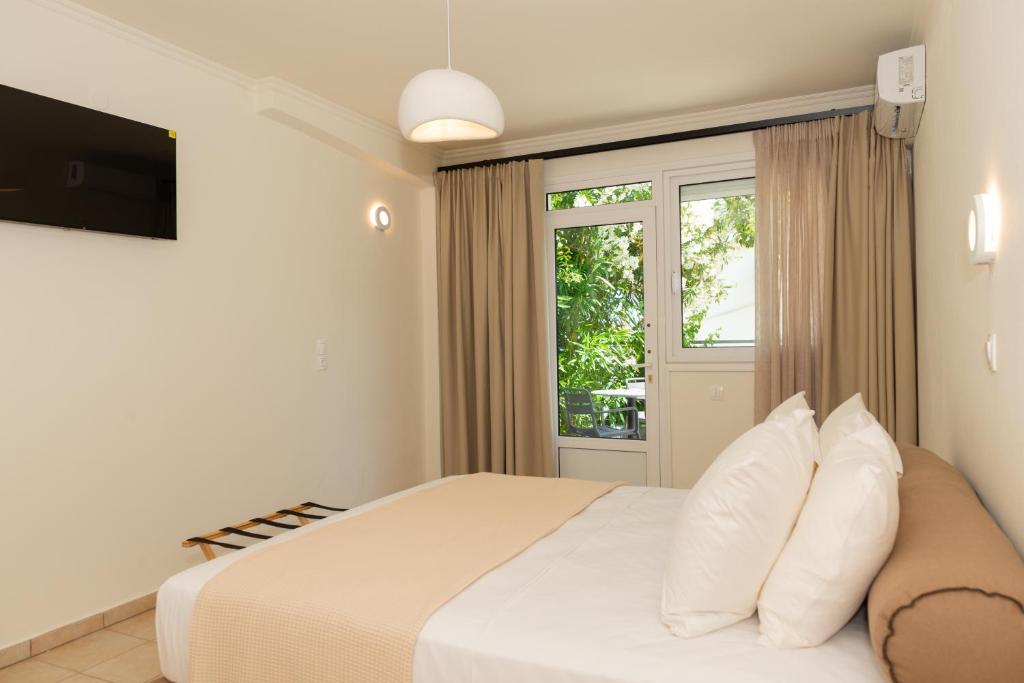 Postel nebo postele na pokoji v ubytování Ellinas Hotel