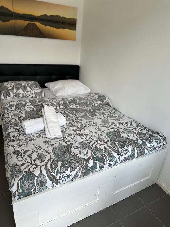 Postel nebo postele na pokoji v ubytování Comfortable room in an apartment