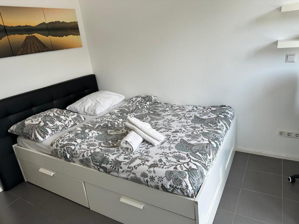 Postel nebo postele na pokoji v ubytování Comfortable room in an apartment