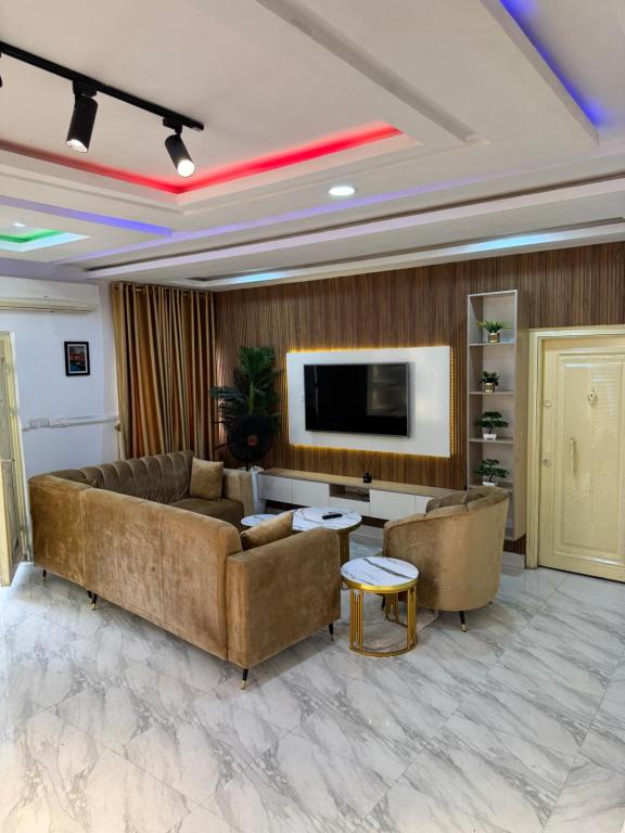 Μια τηλεόραση ή/και κέντρο ψυχαγωγίας στο Cozy 2-Bedroom Apartment
