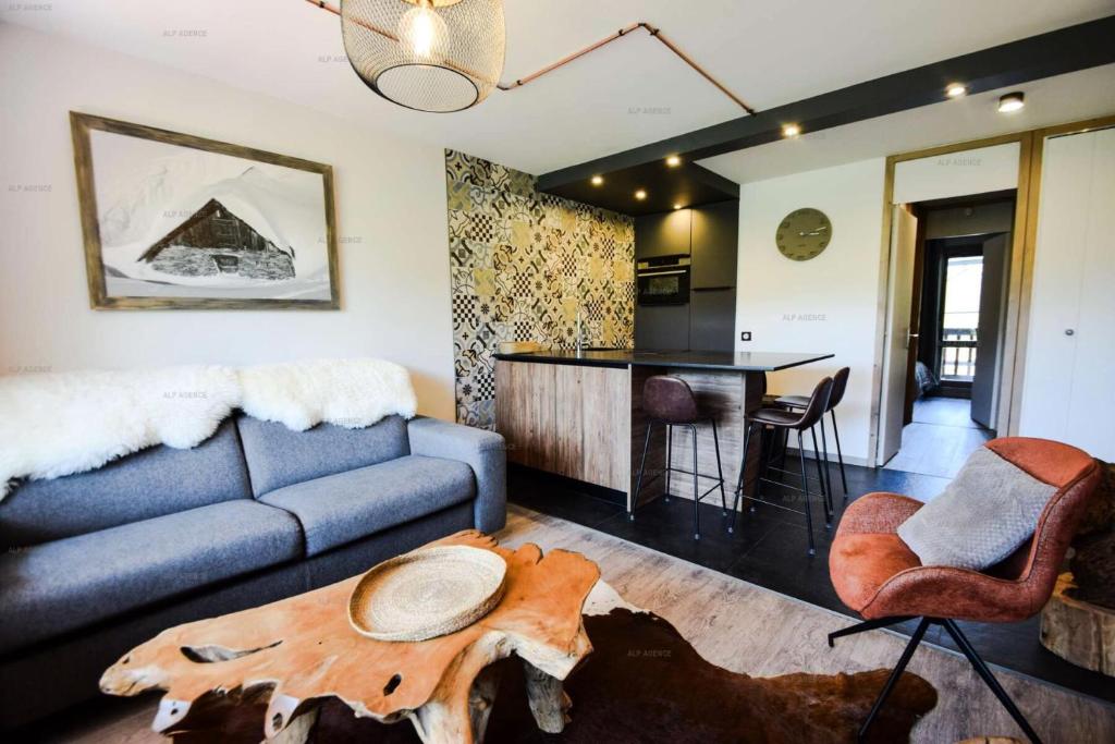 un salon avec un canapé et une table dans l'établissement Résidence Les Gentianes - 2 Pièces 4 pers -LES GENTIANES - PLAGNE VILLAGES -Classé 3- WIFI MAE-1944, à Aime La Plagne