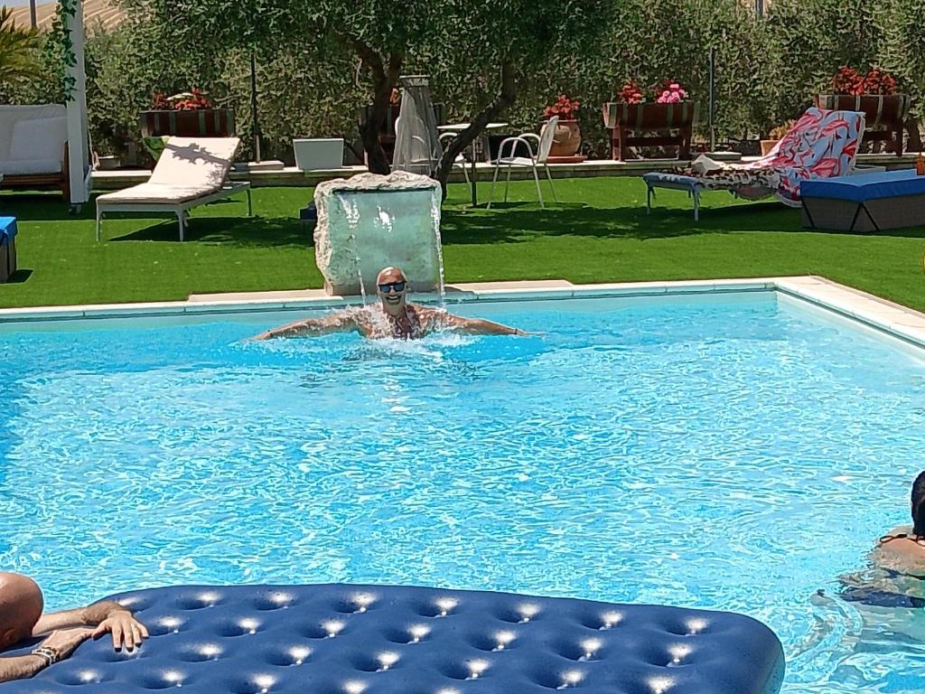 Bazén v ubytování La Locanda di Zì Nicola nebo v jeho okolí
