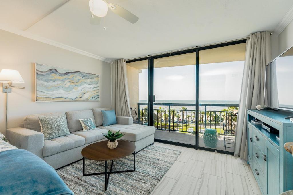 una sala de estar con un sofá y una mesa en San Luis Sunshine #631 by Vacasa, en Galveston