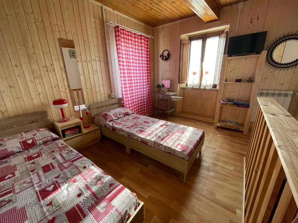 Un pat sau paturi într-o cameră la Trassilico Casa vacanze montagne verdi in Garfagnana Toscana Lucca