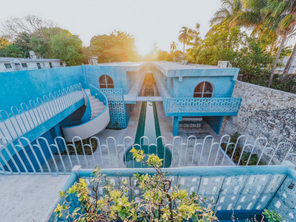 un parque infantil azul con un tobogán en un patio en Casa Amate 62 - Mérida centro, en Mérida