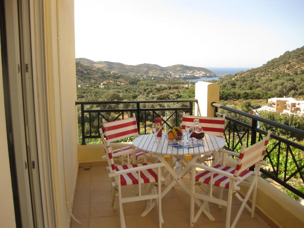 stół i krzesła na balkonie z widokiem w obiekcie Alexandra Villa w mieście Balíon