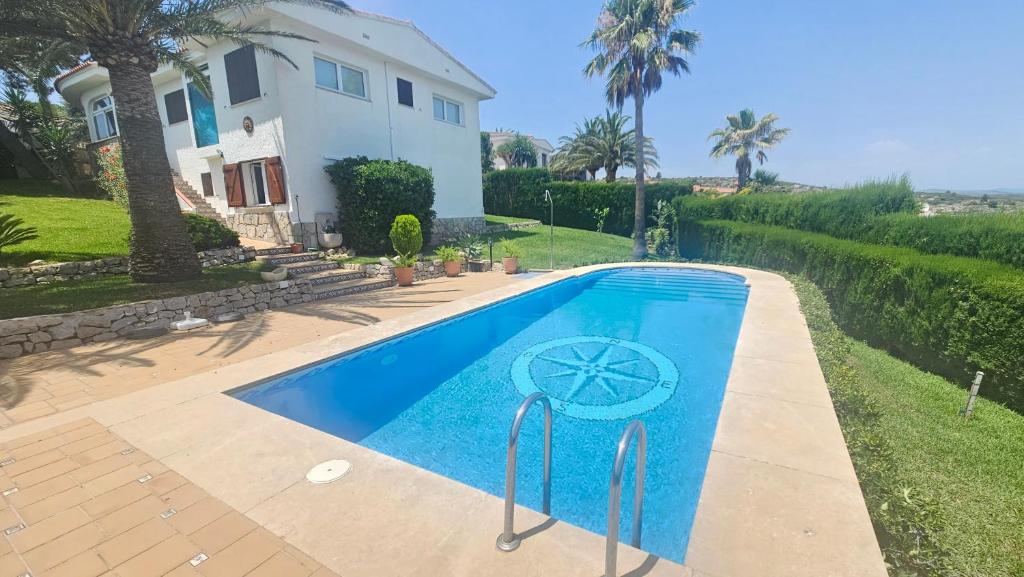 una piscina davanti a una casa di Villa Con Piscina El Mirador de Peñiscola a Peñíscola