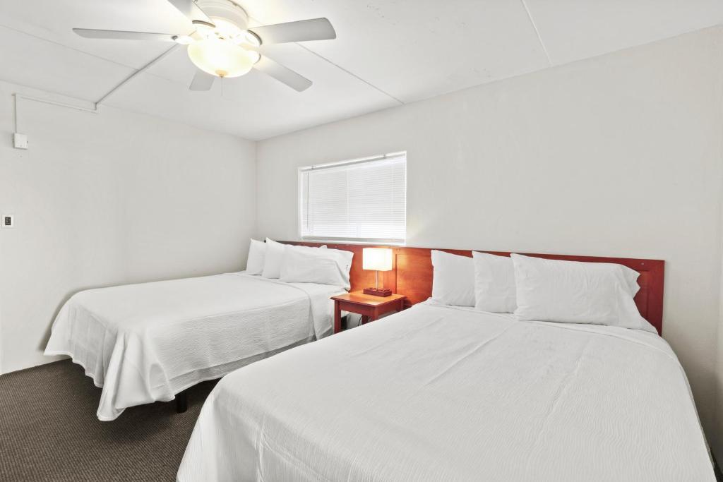 Postel nebo postele na pokoji v ubytování Waikiki Oceanfront Inn