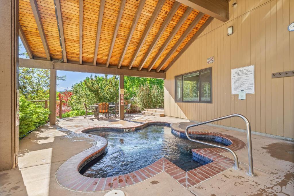 Πισίνα στο ή κοντά στο Seasons Four by Snowmass Vacations