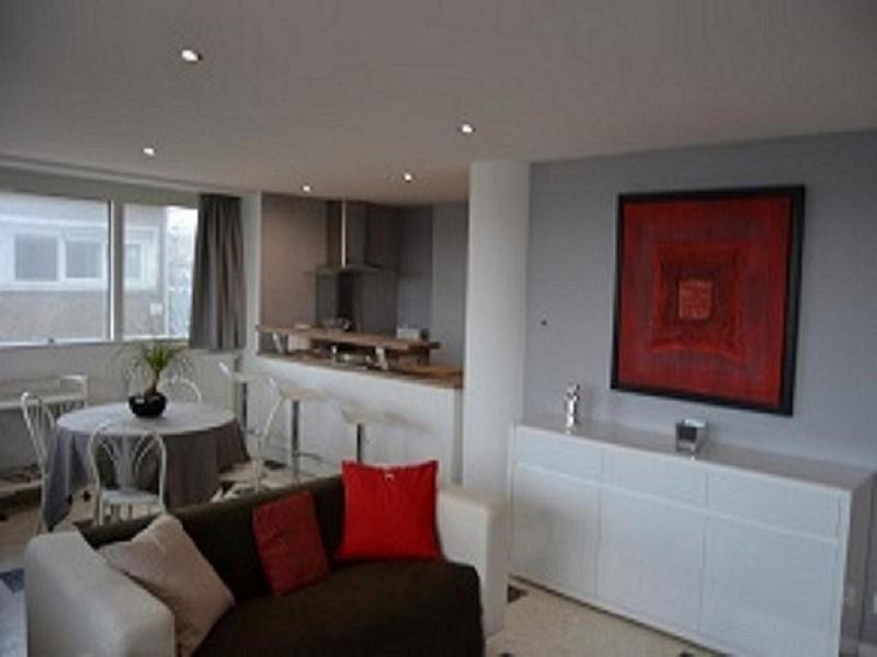 un salon avec un canapé et une salle à manger dans l'établissement Au quai 34 appartement, à Boulogne-sur-Mer