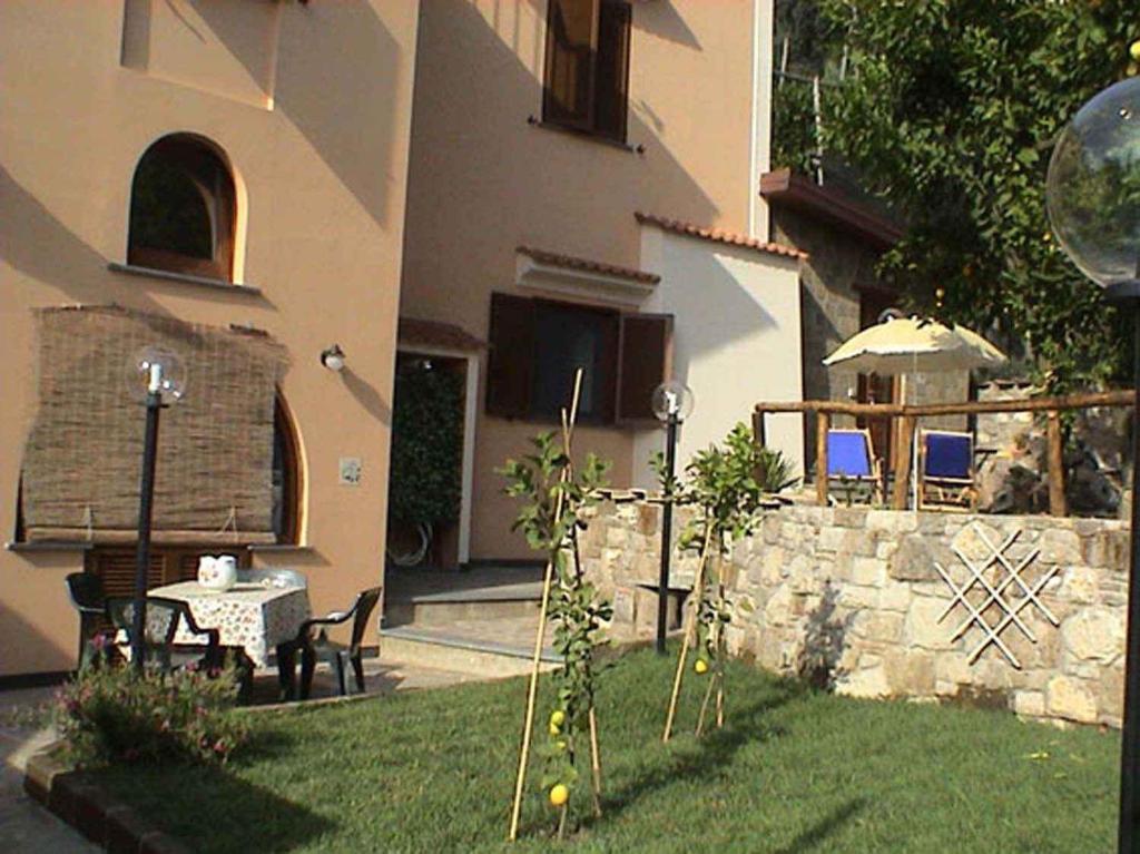 Ogród w obiekcie Apartment Sorrento 2