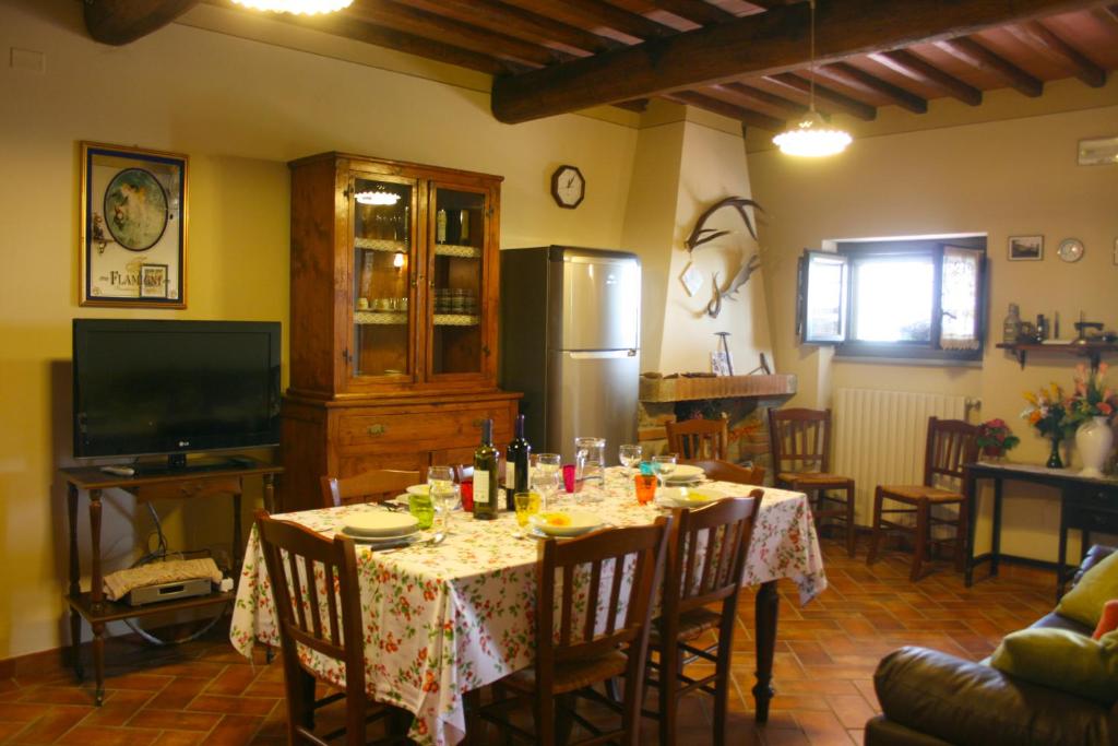 Televízia a/alebo spoločenská miestnosť v ubytovaní Villa Ca' Di Vestro