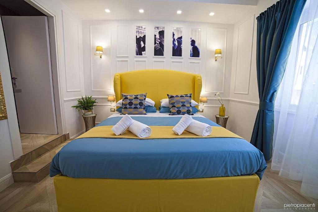 uma cama amarela com uma cabeceira amarela num quarto em Vatican Luxury Home em Roma