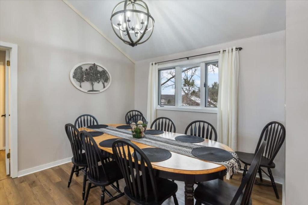 Fotografie z fotogalerie ubytování Lakeview Penthouse Condo in Osage Beach Escape v destinaci Osage Beach