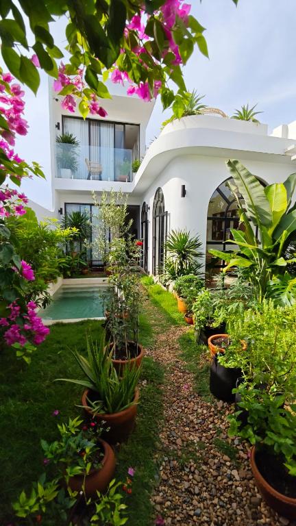 a house with a garden and a swimming pool at The White House in Tuy Hoa