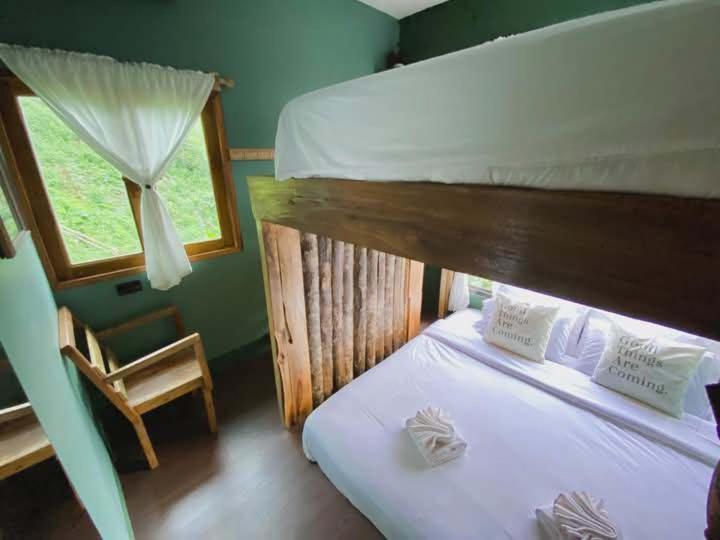 Postel nebo postele na pokoji v ubytování บ้านวะบิซะบิเวนิสบ้านเวร