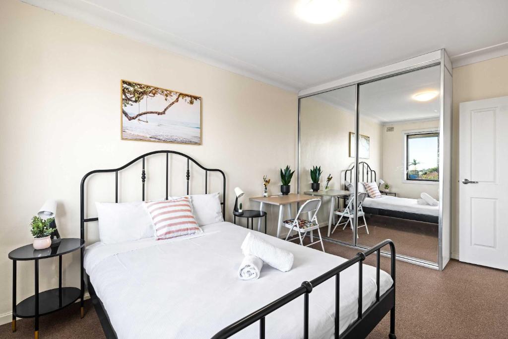 Katil atau katil-katil dalam bilik di Comfy 2BR Base in Auburn - Easy Access Everywhere