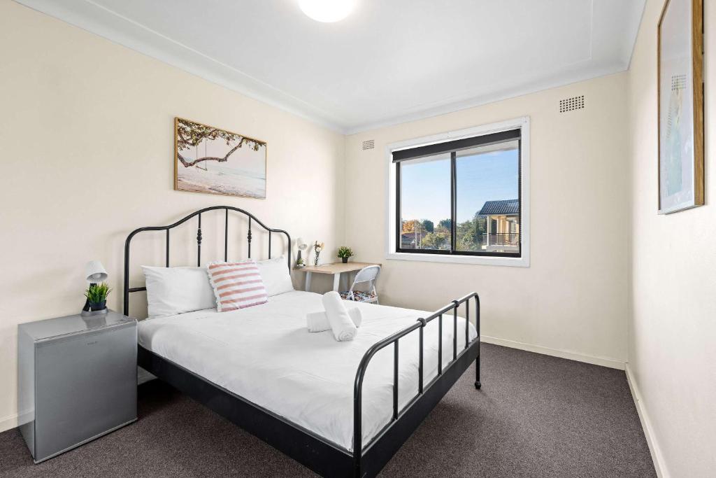 Ένα ή περισσότερα κρεβάτια σε δωμάτιο στο Queen Room in Auburn - Central Stay with Convenience - Shared Bathroom