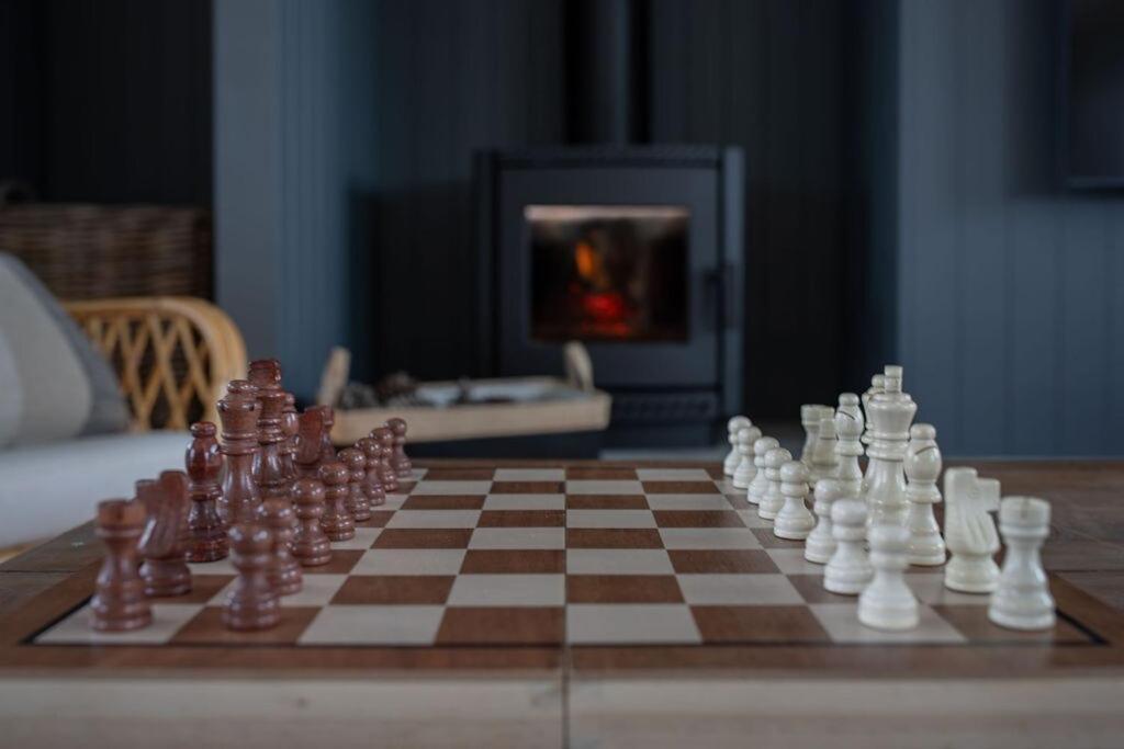 ein Schachbrett auf einem Tisch im Wohnzimmer in der Unterkunft NEW! The Black Box - 3 Bedroom Sanctuary in Methven