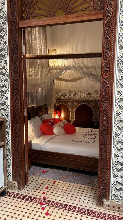 Postel nebo postele na pokoji v ubytování Riad Fes Madaw