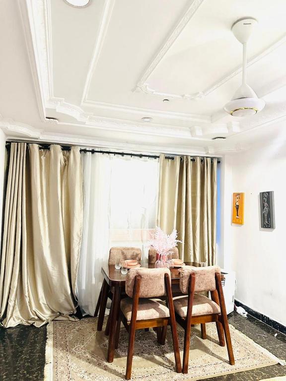 Posezení v ubytování Big Private Room with Amazing Views in Heart of the City