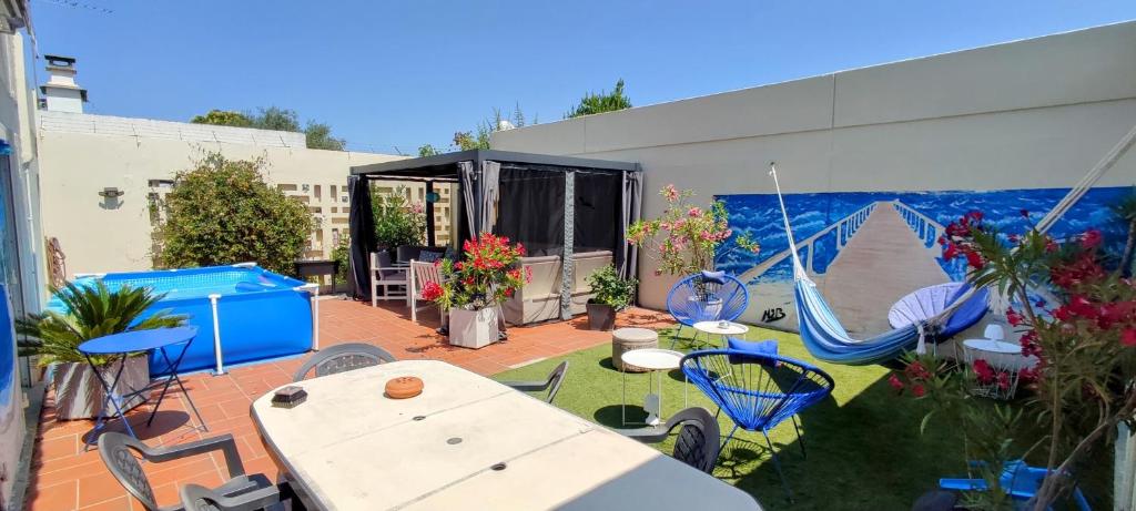a patio with a table and chairs and a swing at Maison avec patio in Arles
