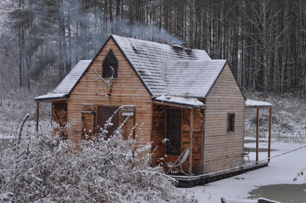 heather hut, off-grid cottage on a pond+2 ha v zime