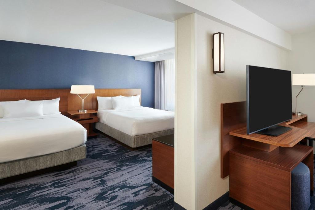Postel nebo postele na pokoji v ubytování Fairfield Inn & Suites by Marriott Calgary Downtown
