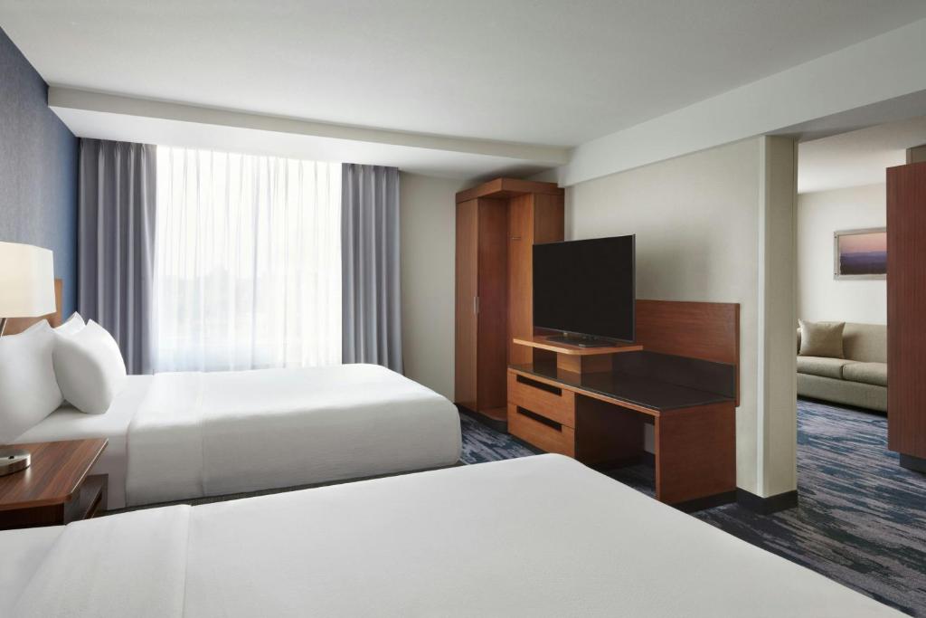 TV a/nebo společenská místnost v ubytování Fairfield Inn & Suites by Marriott Calgary Downtown