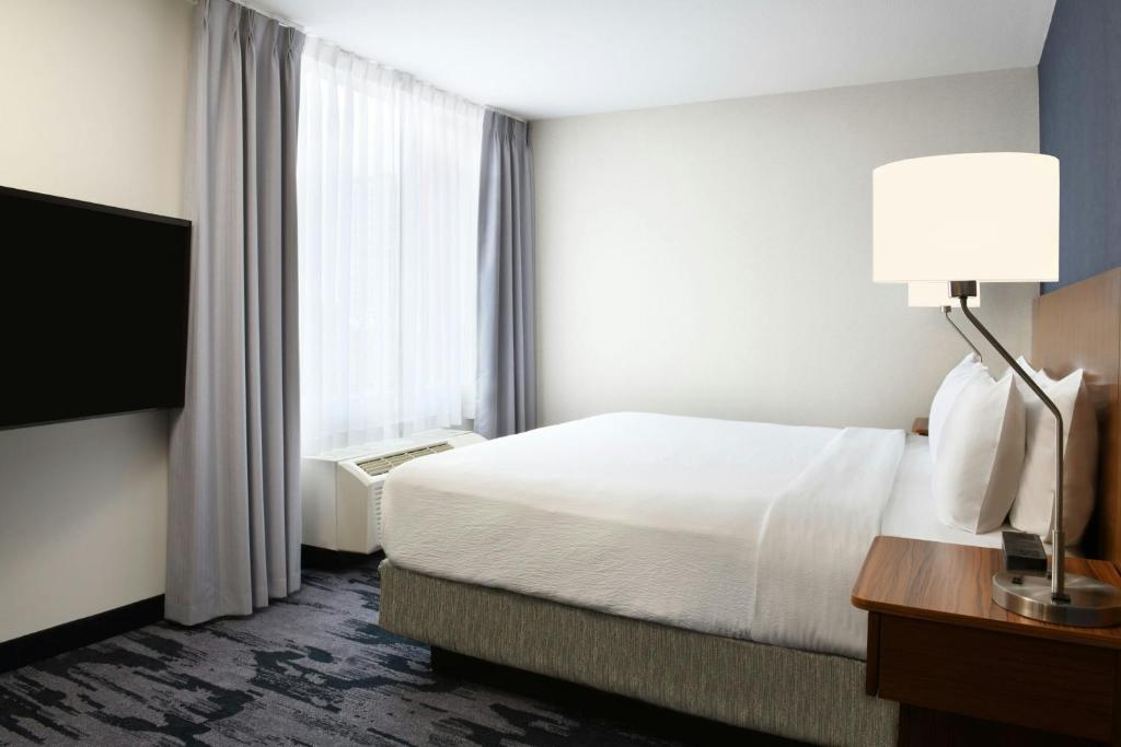 Postel nebo postele na pokoji v ubytování Fairfield Inn & Suites by Marriott Calgary Downtown