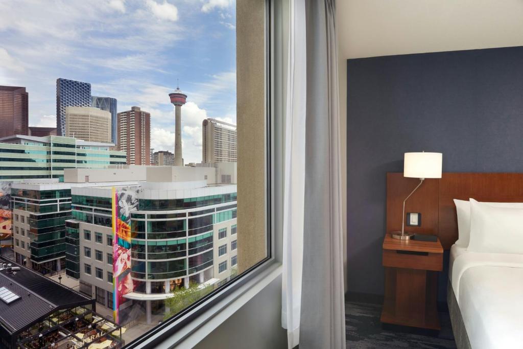 Postel nebo postele na pokoji v ubytování Fairfield Inn & Suites by Marriott Calgary Downtown