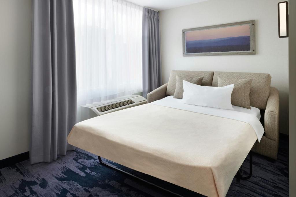 Postel nebo postele na pokoji v ubytování Fairfield Inn & Suites by Marriott Calgary Downtown