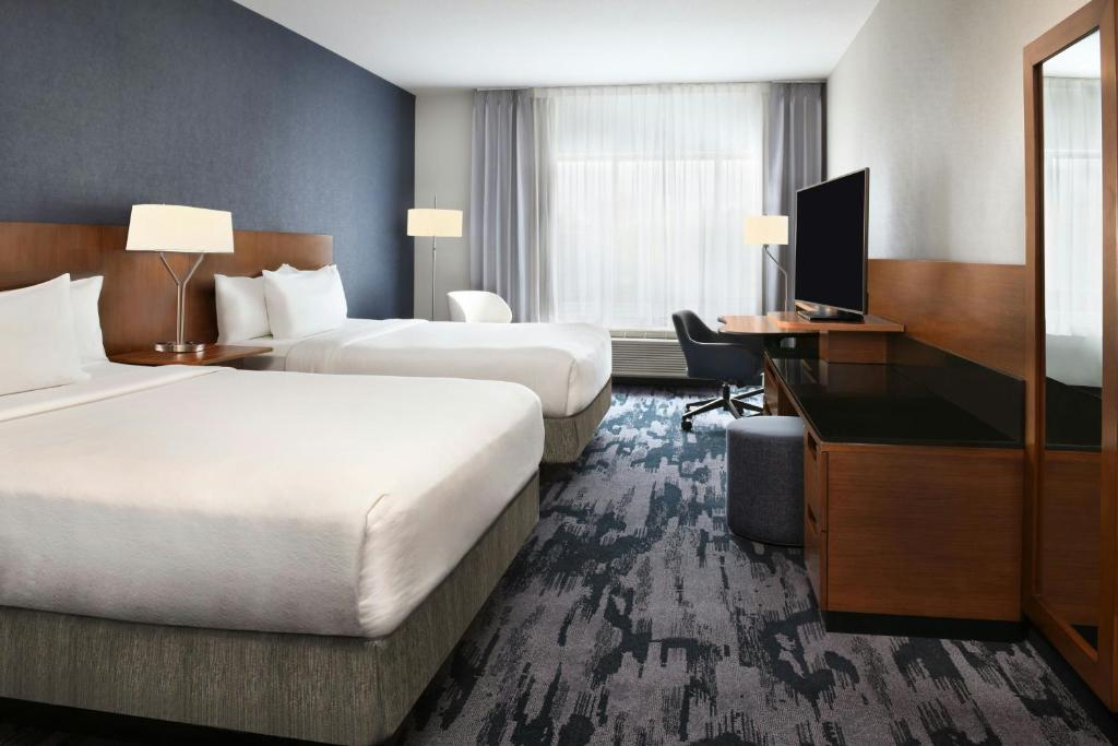 Postel nebo postele na pokoji v ubytování Fairfield Inn & Suites by Marriott Calgary Downtown
