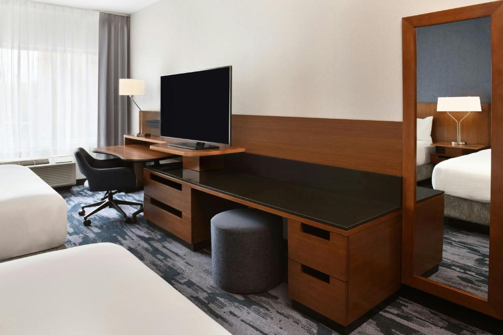 TV a/nebo společenská místnost v ubytování Fairfield Inn & Suites by Marriott Calgary Downtown