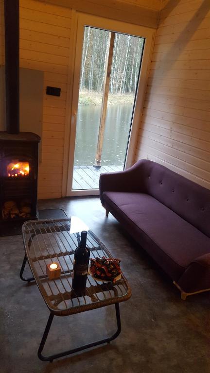 Posedenie v ubytovaní heather hut, off-grid cottage on a pond+2 ha