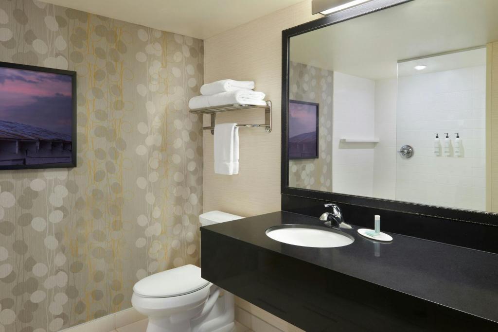 Koupelna v ubytování Fairfield Inn & Suites by Marriott Calgary Downtown
