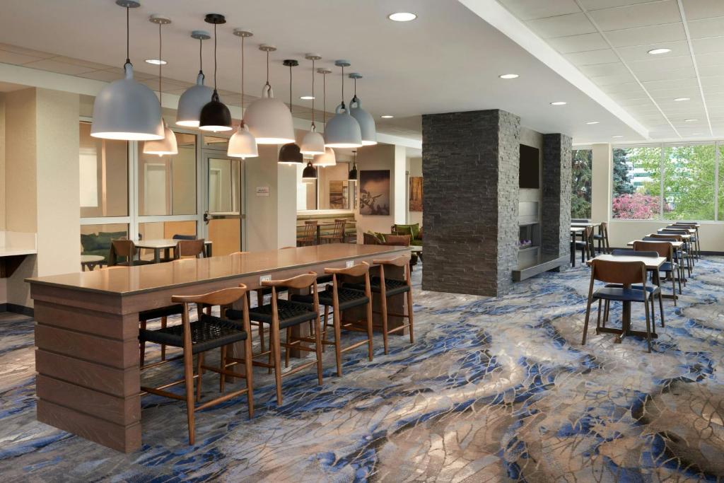 Restaurace v ubytování Fairfield Inn & Suites by Marriott Calgary Downtown