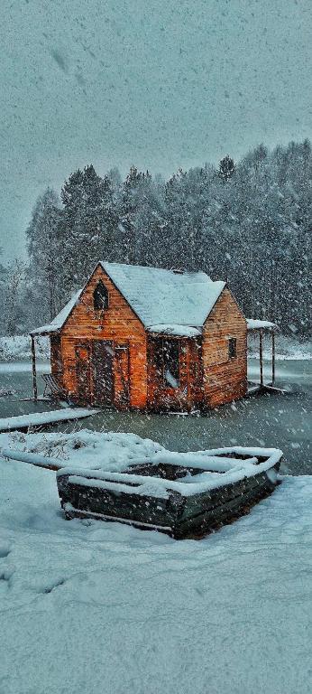 heather hut, off-grid cottage on a pond+2 ha v zime
