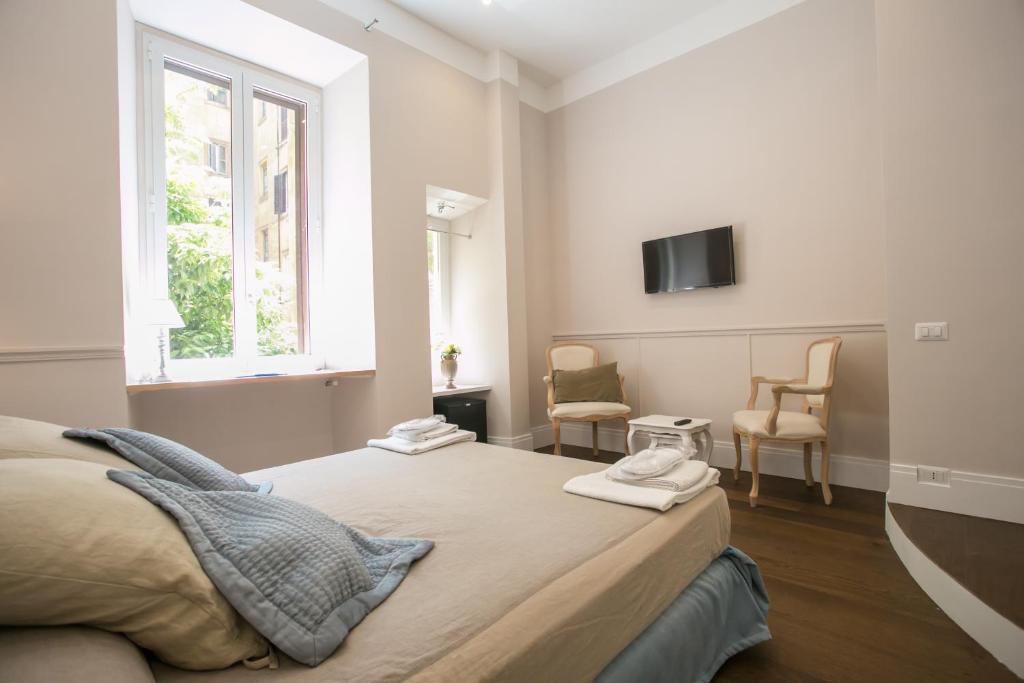 a bedroom with a bed and a tv on the wall at Relais della Torre in Rome