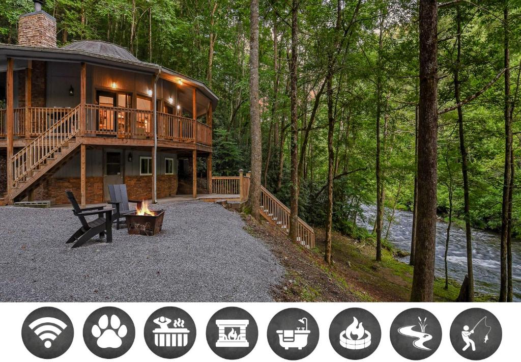 Una casa grande en el bosque con una fogata en Dream Catcher home, en Townsend