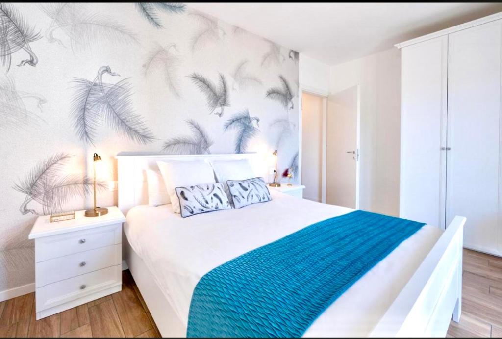 Ένα ή περισσότερα κρεβάτια σε δωμάτιο στο Lora feathers Suite, free parking, self check in,4