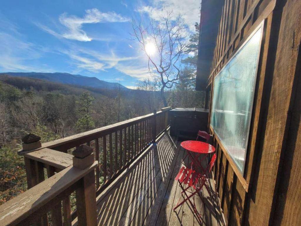 ガトリンバーグにあるGreat View Location Studio Log Cabin Hot Tubのバスケットボールのゴールが家の横にある