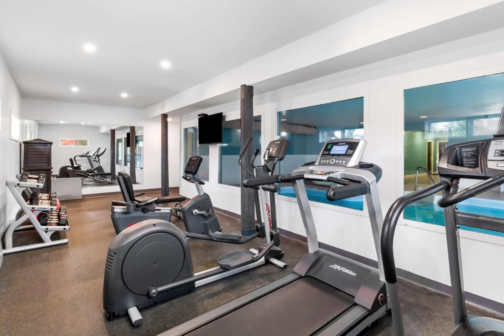 a gym with several treadmills and cardio machines at Hotel Feng, BW Signature Collection in Parksville