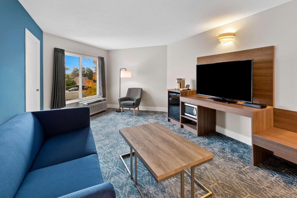 a living room with a couch and a flat screen tv at Hotel Feng, BW Signature Collection in Parksville