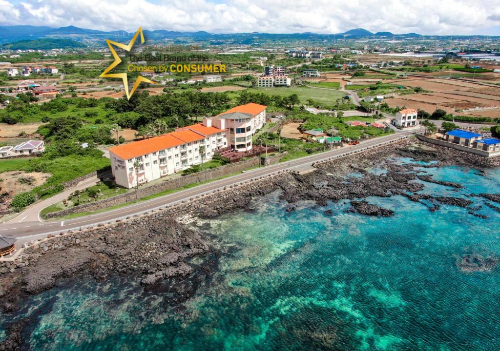 widok ośrodka wypoczynkowego i oceanu z lotu ptaka w obiekcie Kensington Resort Jeju Hanlim w mieście Czedżu
