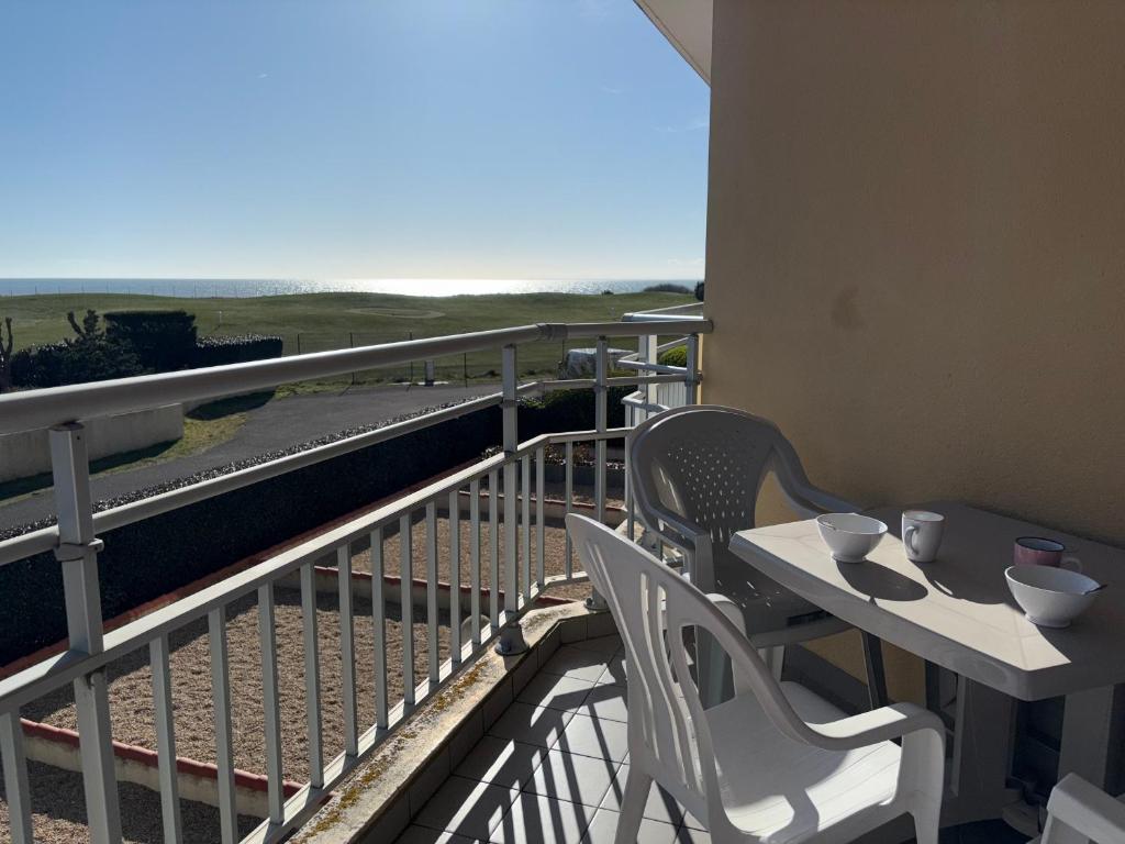 une table et des chaises sur un balcon avec vue sur la plage dans l'établissement Appartement T2 avec balcon, piscine et parking à Saint-Jean-de-Monts - FR-1-323-568, à Saint-Jean-de-Monts