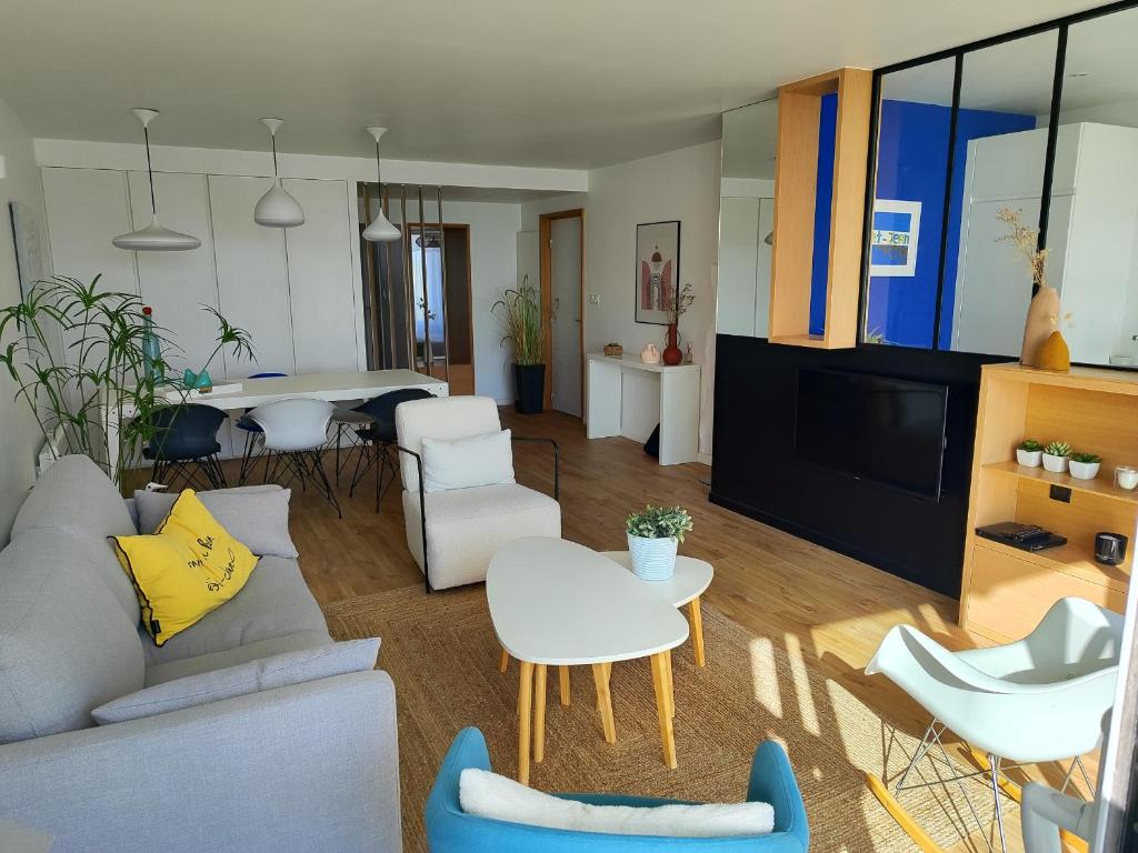 Televízia a/alebo spoločenská miestnosť v ubytovaní Superbe appartement moderne face mer - Wifi gratuite - Proche commerces et plage - FR-1-323-257