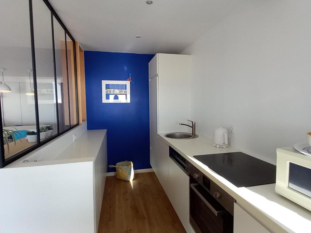 Kuchyňa alebo kuchynka v ubytovaní Superbe appartement moderne face mer - Wifi gratuite - Proche commerces et plage - FR-1-323-257